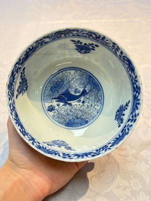 Three Chinese blue and white 'Fish' bowls and a bottle vase, Kangxi marks, 19th C. — 照片 21