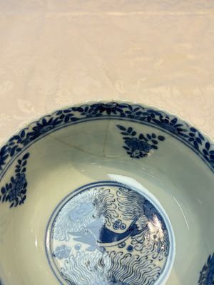 Three Chinese blue and white 'Fish' bowls and a bottle vase, Kangxi marks, 19th C. — 照片 22