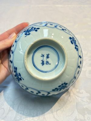 Three Chinese blue and white 'Fish' bowls and a bottle vase, Kangxi marks, 19th C. — 照片 23