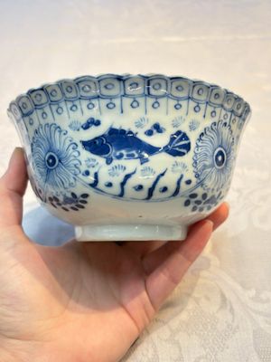 Three Chinese blue and white 'Fish' bowls and a bottle vase, Kangxi marks, 19th C. — 照片 24