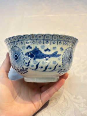 Three Chinese blue and white 'Fish' bowls and a bottle vase, Kangxi marks, 19th C. — 照片 25