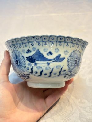 Three Chinese blue and white 'Fish' bowls and a bottle vase, Kangxi marks, 19th C. — 照片 26