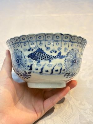 Three Chinese blue and white 'Fish' bowls and a bottle vase, Kangxi marks, 19th C. — 照片 27