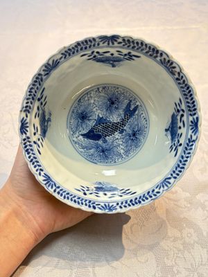 Three Chinese blue and white 'Fish' bowls and a bottle vase, Kangxi marks, 19th C. — 照片 28