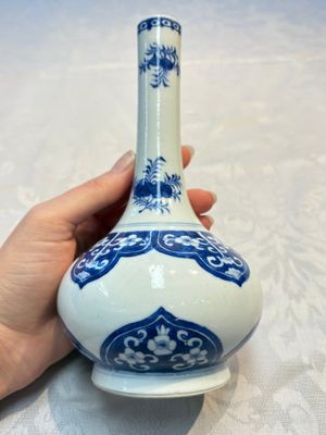 Three Chinese blue and white 'Fish' bowls and a bottle vase, Kangxi marks, 19th C. — 照片 3