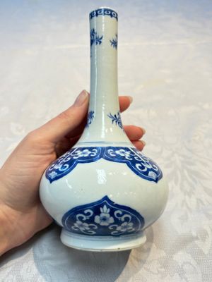 Three Chinese blue and white 'Fish' bowls and a bottle vase, Kangxi marks, 19th C. — 照片 4