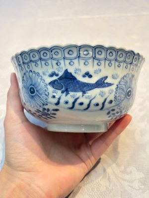 Three Chinese blue and white 'Fish' bowls and a bottle vase, Kangxi marks, 19th C. — 照片 9