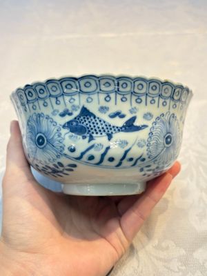 Three Chinese blue and white 'Fish' bowls and a bottle vase, Kangxi marks, 19th C. — 照片 10
