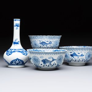 Three Chinese blue and white 'Fish' bowls and a bottle vase, Kangxi marks, 19th C. — 照片 1