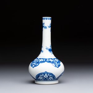 Three Chinese blue and white 'Fish' bowls and a bottle vase, Kangxi marks, 19th C. — 照片 11