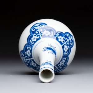 Three Chinese blue and white 'Fish' bowls and a bottle vase, Kangxi marks, 19th C. — 照片 12