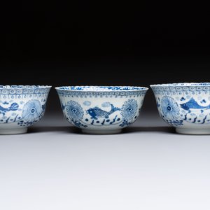 Three Chinese blue and white 'Fish' bowls and a bottle vase, Kangxi marks, 19th C. — 照片 2