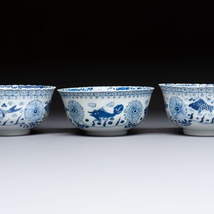 Three Chinese blue and white 'Fish' bowls and a bottle vase, Kangxi marks, 19th C. — 照片 3