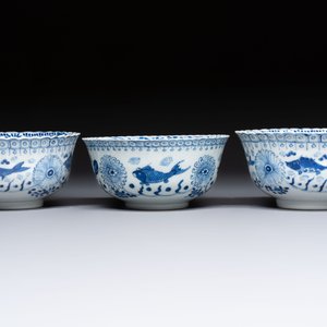 Three Chinese blue and white 'Fish' bowls and a bottle vase, Kangxi marks, 19th C. — 照片 4