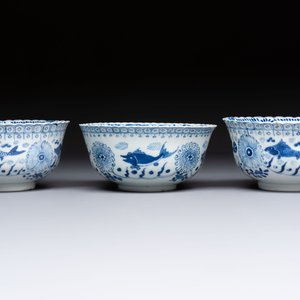 Three Chinese blue and white 'Fish' bowls and a bottle vase, Kangxi marks, 19th C. — 照片 5