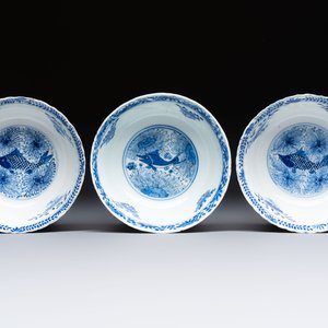Three Chinese blue and white 'Fish' bowls and a bottle vase, Kangxi marks, 19th C. — 照片 6