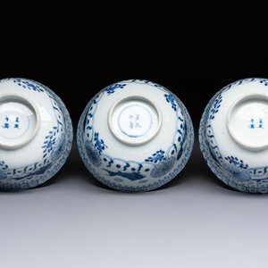 Three Chinese blue and white 'Fish' bowls and a bottle vase, Kangxi marks, 19th C. — 照片 7