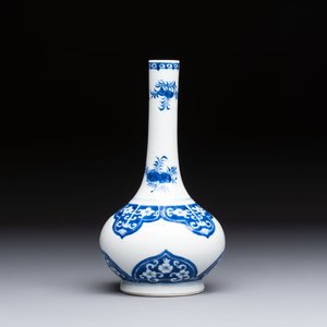 Three Chinese blue and white 'Fish' bowls and a bottle vase, Kangxi marks, 19th C. — 照片 8