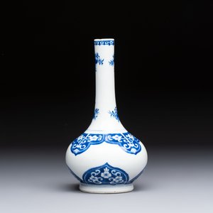 Three Chinese blue and white 'Fish' bowls and a bottle vase, Kangxi marks, 19th C. — 照片 9
