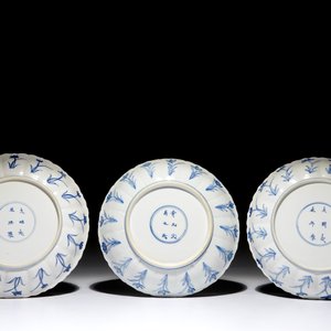 Three Chinese blue and white fluted plates with a Mongolian hunting scene, Chenghua marks, Kangxi — photo 2