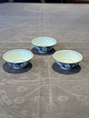 Three Chinese blue and white 'grapevines' cups, Yongzheng mark and of the period — 照片 1