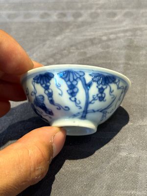 Three Chinese blue and white 'grapevines' cups, Yongzheng mark and of the period — 照片 11