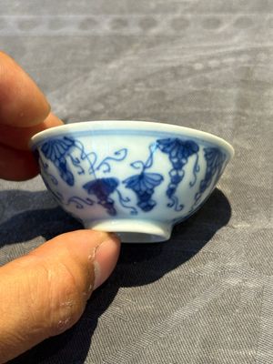 Three Chinese blue and white 'grapevines' cups, Yongzheng mark and of the period — 照片 12