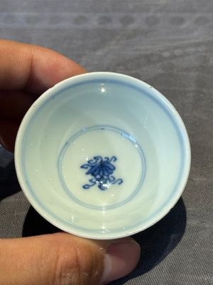 Three Chinese blue and white 'grapevines' cups, Yongzheng mark and of the period — 照片 13
