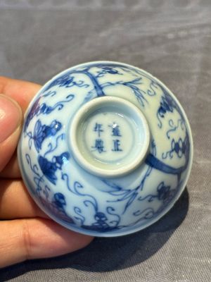 Three Chinese blue and white 'grapevines' cups, Yongzheng mark and of the period — 照片 14