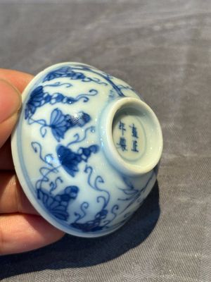 Three Chinese blue and white 'grapevines' cups, Yongzheng mark and of the period — 照片 15