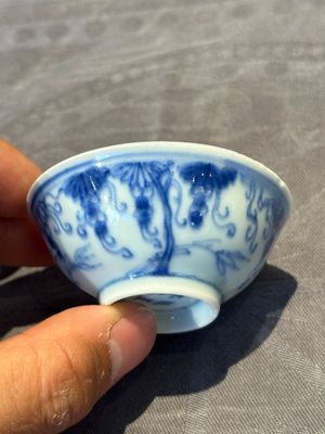 Three Chinese blue and white 'grapevines' cups, Yongzheng mark and of the period — 照片 16