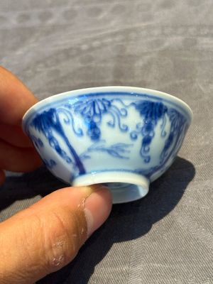 Three Chinese blue and white 'grapevines' cups, Yongzheng mark and of the period — 照片 17