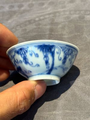 Three Chinese blue and white 'grapevines' cups, Yongzheng mark and of the period — 照片 18