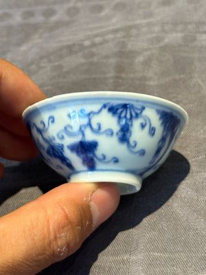 Three Chinese blue and white 'grapevines' cups, Yongzheng mark and of the period — 照片 19