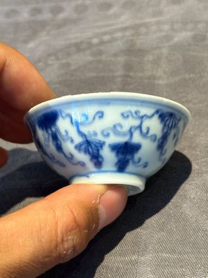Three Chinese blue and white 'grapevines' cups, Yongzheng mark and of the period — 照片 20