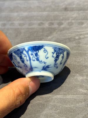 Three Chinese blue and white 'grapevines' cups, Yongzheng mark and of the period — 照片 2