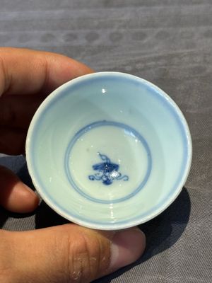 Three Chinese blue and white 'grapevines' cups, Yongzheng mark and of the period — 照片 21