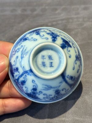 Three Chinese blue and white 'grapevines' cups, Yongzheng mark and of the period — 照片 22