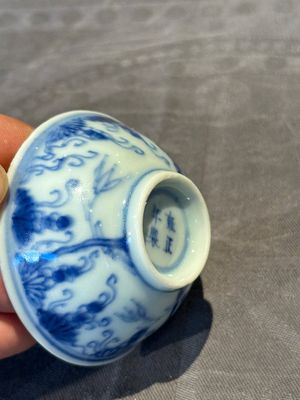 Three Chinese blue and white 'grapevines' cups, Yongzheng mark and of the period — 照片 23