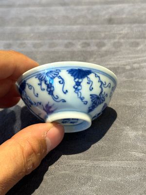Three Chinese blue and white 'grapevines' cups, Yongzheng mark and of the period — 照片 3