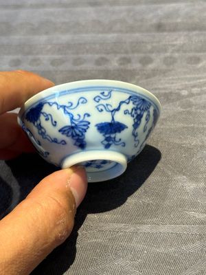 Three Chinese blue and white 'grapevines' cups, Yongzheng mark and of the period — 照片 4