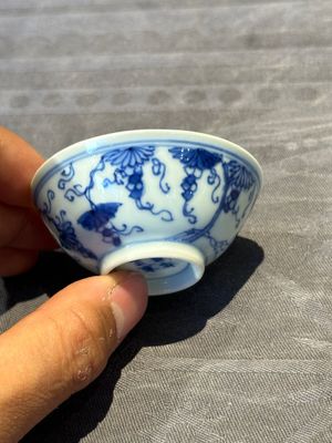 Three Chinese blue and white 'grapevines' cups, Yongzheng mark and of the period — 照片 5