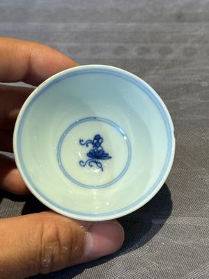 Three Chinese blue and white 'grapevines' cups, Yongzheng mark and of the period — 照片 6