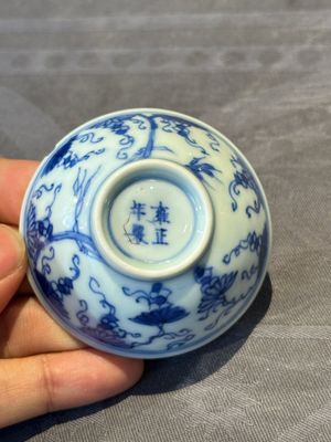 Three Chinese blue and white 'grapevines' cups, Yongzheng mark and of the period — 照片 7