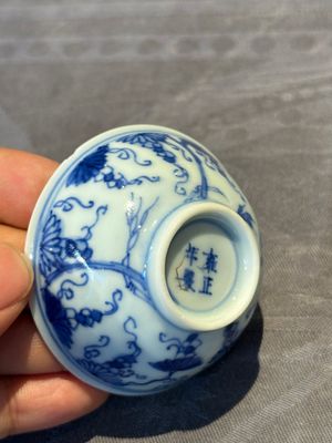 Three Chinese blue and white 'grapevines' cups, Yongzheng mark and of the period — 照片 8
