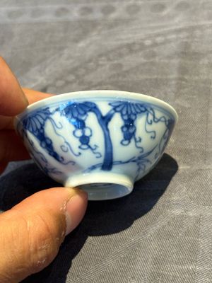 Three Chinese blue and white 'grapevines' cups, Yongzheng mark and of the period — 照片 9
