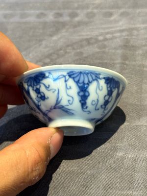 Three Chinese blue and white 'grapevines' cups, Yongzheng mark and of the period — 照片 10