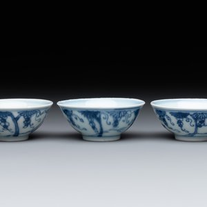 Three Chinese blue and white 'grapevines' cups, Yongzheng mark and of the period — 照片 1