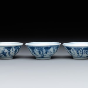 Three Chinese blue and white 'grapevines' cups, Yongzheng mark and of the period — 照片 2