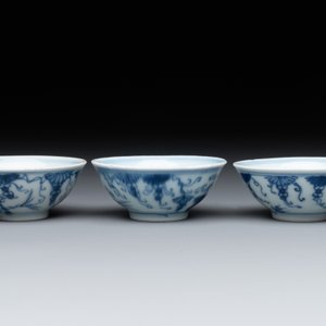Three Chinese blue and white 'grapevines' cups, Yongzheng mark and of the period — 照片 3